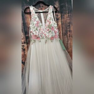 Elegant White Dress with Floral Embroidery